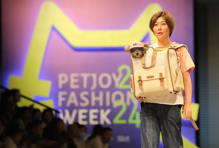 「寵愛嘉年華（PETJOY）暨上海寵物時裝周」今天有多場寵物走秀。新華社