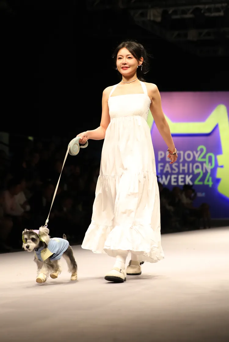 「寵愛嘉年華（PETJOY）暨上海寵物時裝周」今天有多場寵物走秀。新華社