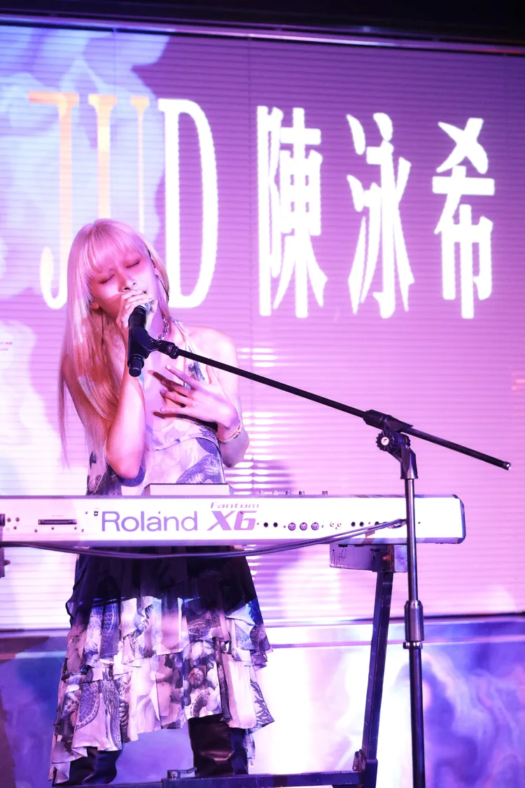 JUD現場開唱。華研國際提供