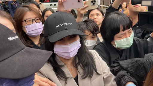F.I.R.前主唱Faye涉誣告出庭!10親友護駕爆衝突 檢聲請傳陳建寧、阿沁作證