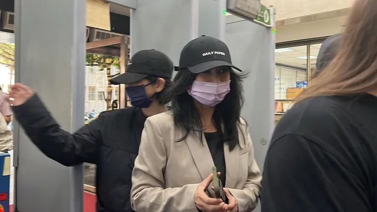 Faye在親友、律師陪同下進入法院開庭。陳彩玲攝