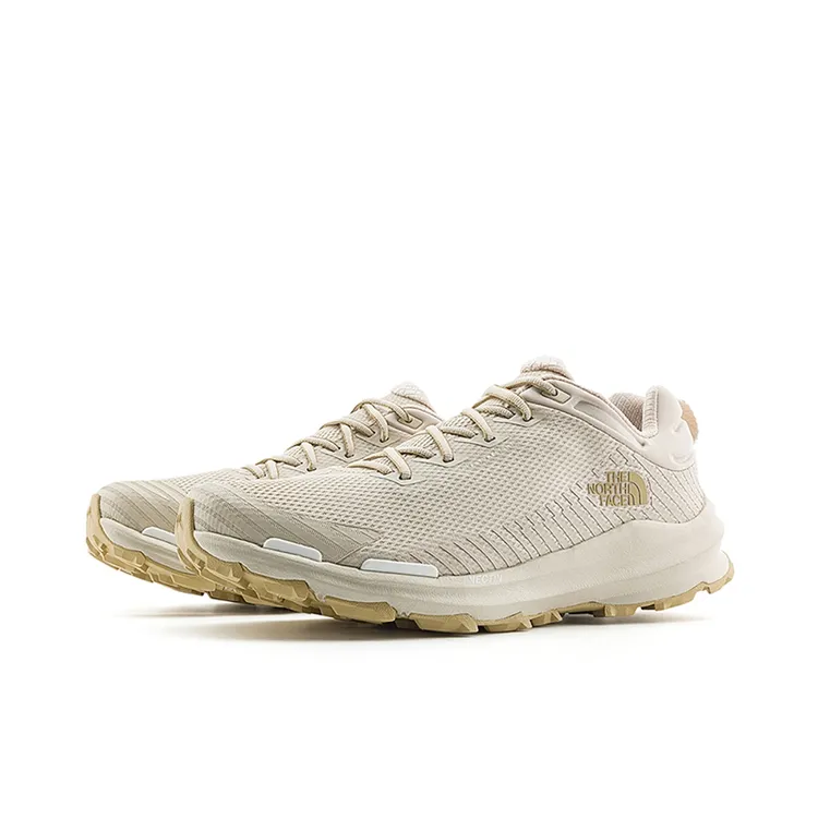 棕色防水透氣抓地徒步鞋，6880元。品牌提供