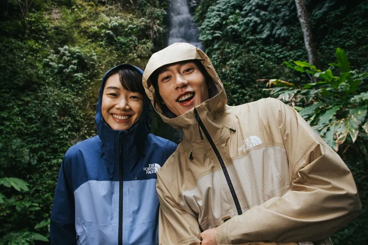 外套運用奈米級編織技術使單品兼具高度防水和透氣的雙重實用性能。品牌提供