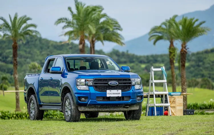 本月入主Ford Ranger XLT除可享優惠現金價129.9萬元，並加贈Coleman露營精選組（價值48,599元）。業者提供