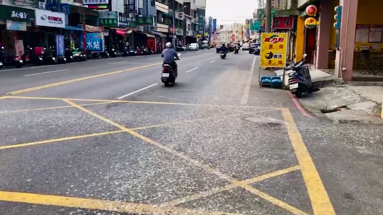 人車經過，要特別小心。讀者提供