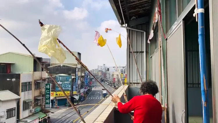 居民自掛驅鳥棒，但效果有限。讀者提供