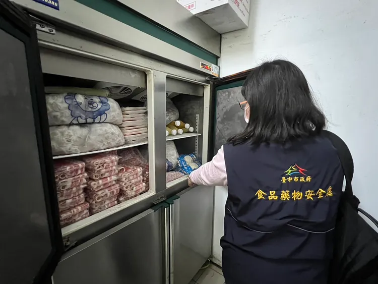 台中市食安處今天到刁民酸菜魚稽查，發現作業區多處積塵，已要求限期改善。市府提供