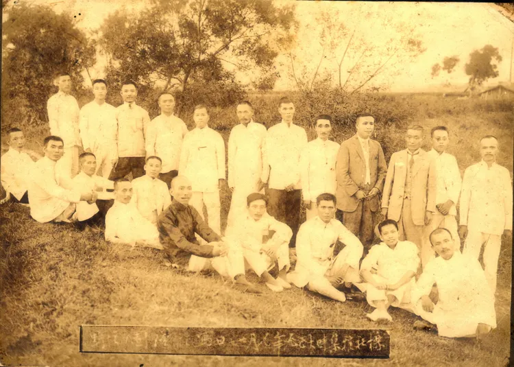 櫟社成員在瑾園合影。翻攝中研院「開放博物館」網站