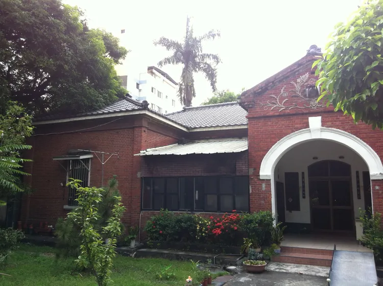 瑾園築本體為紅磚造並覆蓋日本瓦作屋面，中央入口山牆泥飾主題細緻。文史工作者黃慶聲提供