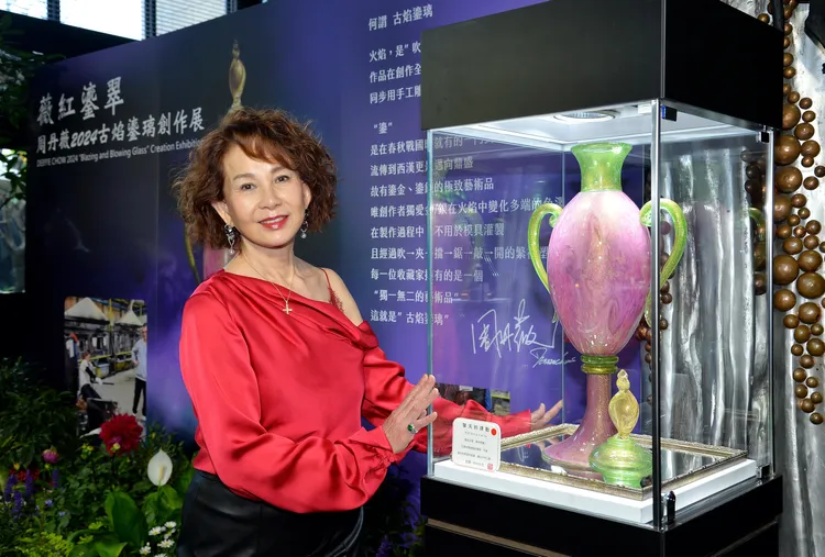 周丹薇與她用命換回來的作品。周丹薇提供