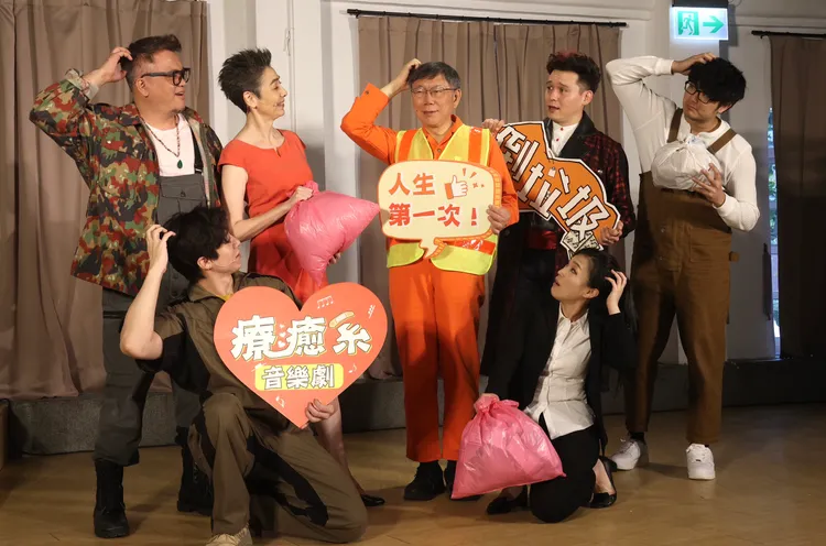 柯文哲出席舞台劇《倒垃圾》演出，會後並受訪。彭欣偉攝