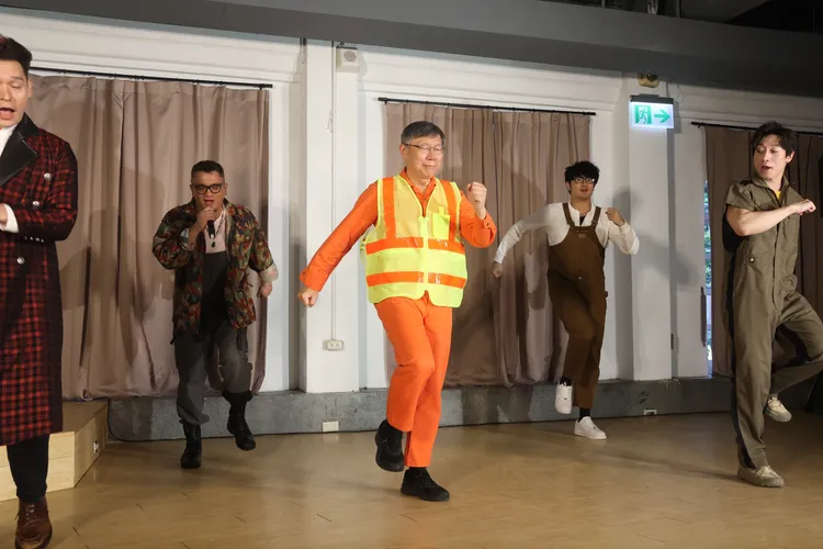 柯文哲參與音樂劇演出。彭欣偉攝