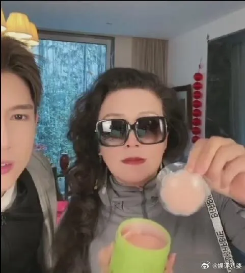 張蘭賣胸貼。翻攝張蘭抖音