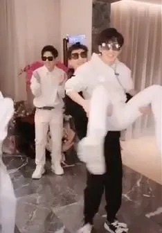 名場面9：張蘭的助理玩抱抱腳開開，影射抱著尿尿。翻攝張蘭抖音