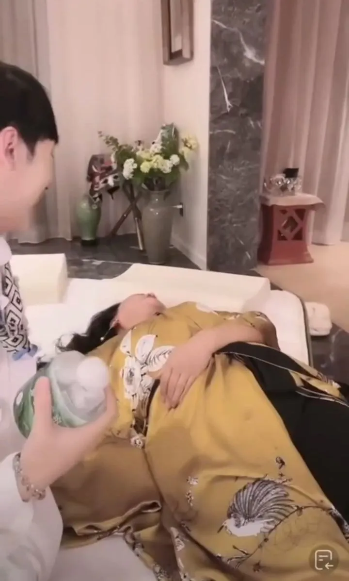 名場面6：張蘭聞了一下綠茶香氛，暈倒在床墊上。翻攝張蘭抖音