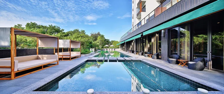 捷絲旅台南虎山館緊鄰奇美博物館及十鼓文創園區，擁有一座左戶外夢幻泳池。業者提供