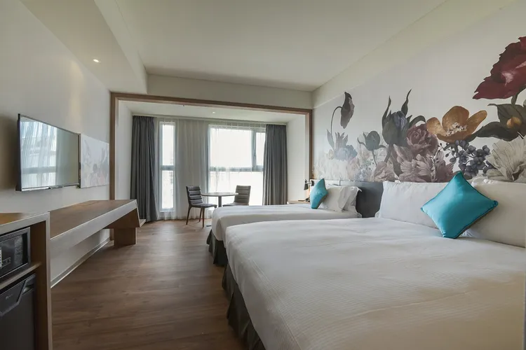 捷絲旅高雄站前館11歲以下兒童，可享住宿免費以及翌日吃到飽自助早餐，以捷絲旅三人房為例，每人每晚平均只要1133元起。業者提供