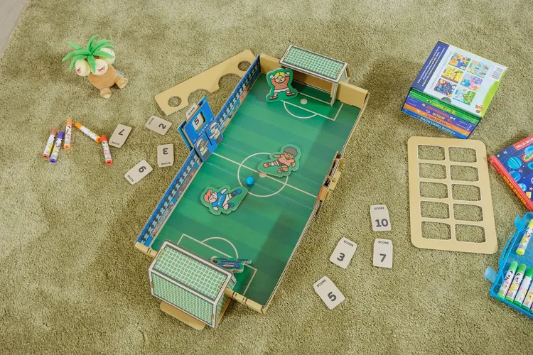 捷絲旅高雄站前館兒童節期間，入住的孩童還可獲贈「咦。Hand Look 台灣紙箱玩具球球大平台乙組」。業者提供