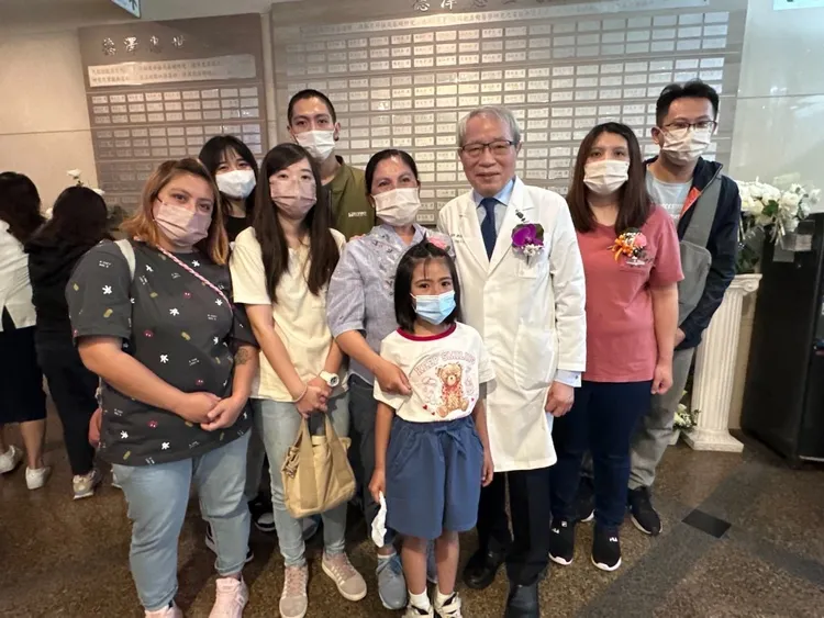 鄭隆賓院長與器捐者羽喬的家屬合影。中醫大附醫提供
