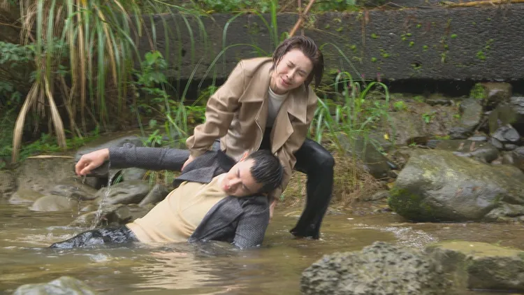 吳婉君救下落水的曾子益。民視提供