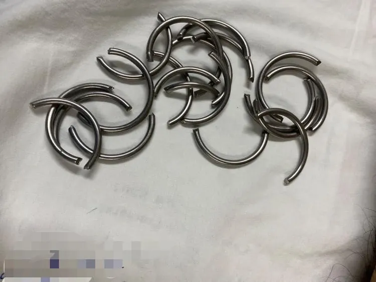 被剪斷取下來的鋼圈。