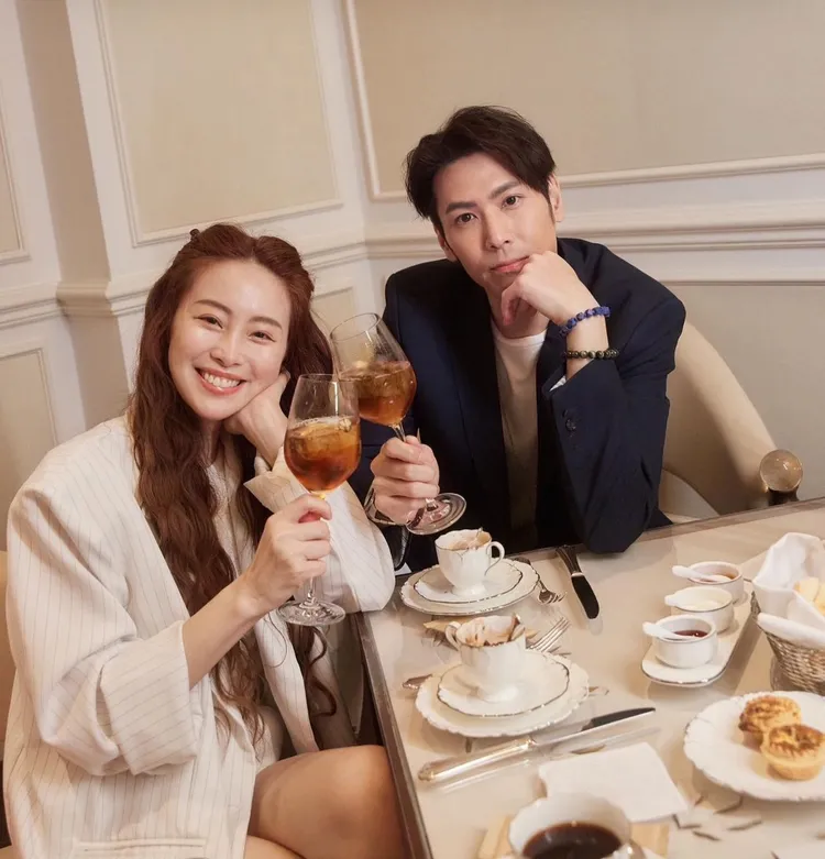 陳德烈（右）和未婚妻愛情長跑15年。翻攝陳德烈IG