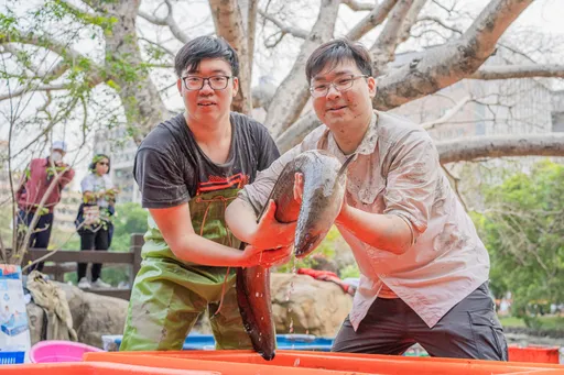 中兴大学人工湖清淤 大尾鲈鳗、骨董Nokia手机「出土」