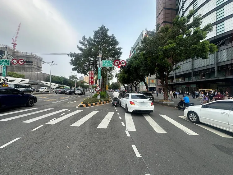 事故發生在台灣大道新光三越前方慢車道。民眾提供