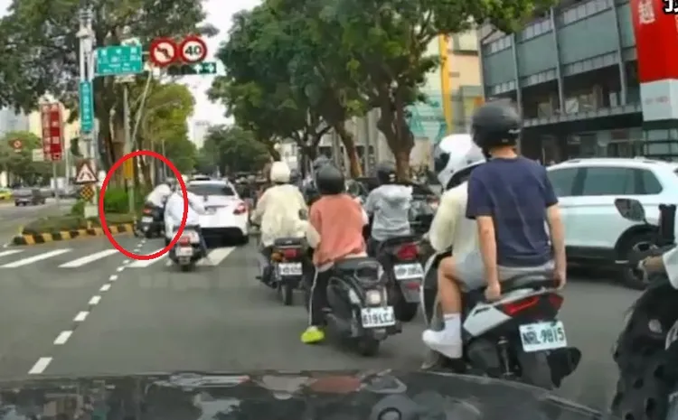 王男右腳被壓在賓士車輪下，痛到連續拍打對方車子。民眾提供