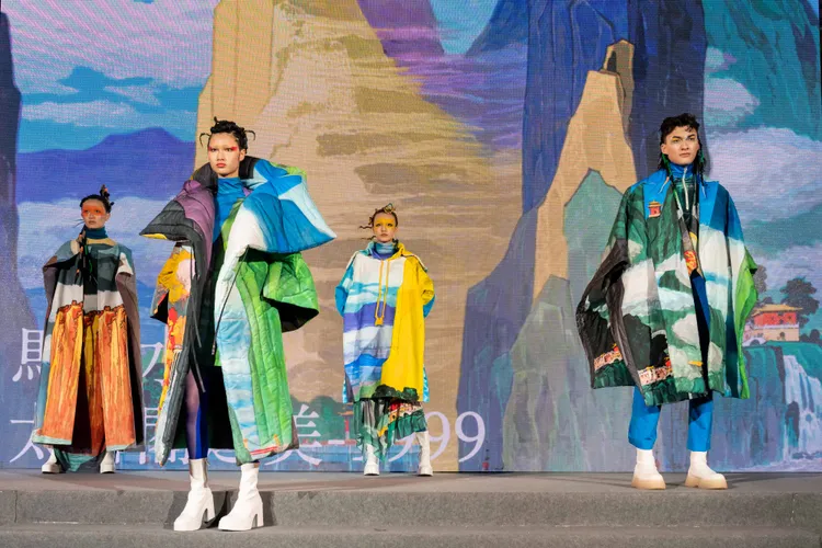 馬白水《太魯閣之美》原本為一24聯幅作品，被周裕穎解構為4套服裝。品牌提供