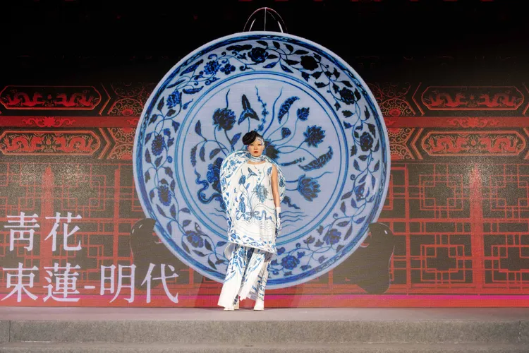 《青花-束蓮大盤》作品對應之服裝。品牌提供
