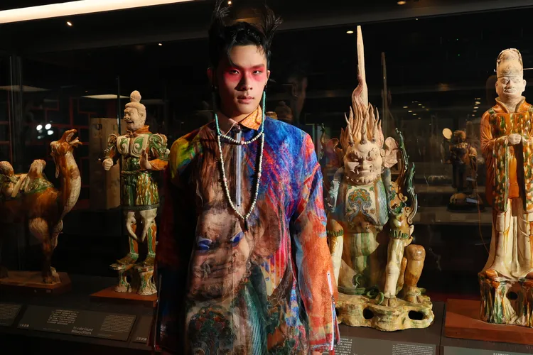 《三彩加藍人面鎮墓獸》作品對應之服裝。品牌提供