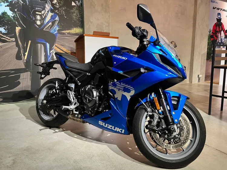 GSX-8R除了傳承SUZUKI跑車外觀，更特別導入了空氣力學設計，在懸吊系統上則改採用SHOWA SFF-BP倒立式前叉、SHOWA多連桿中置避震器。林浩昇攝