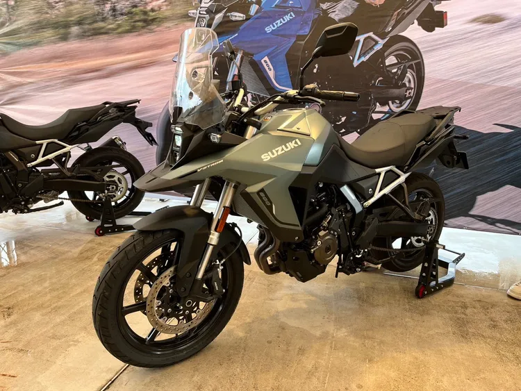 SUZUKI V-STROM 800獨特鳥嘴造型設計，向過去的SUZUKI的經典傳奇DR-Z外型致敬，動力則搭載全新776c.c.並列雙缸DOHC引擎。林浩昇攝