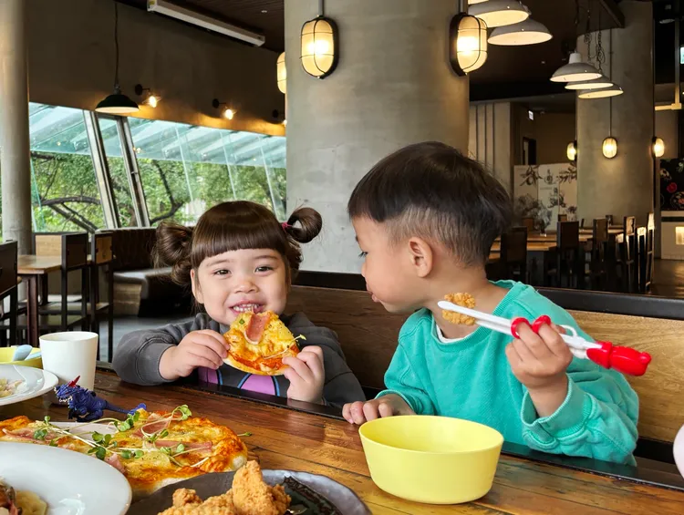 義饗食堂推出「兒童節快樂分享餐」酸甜鹹香大人小孩都喜愛。業者提供