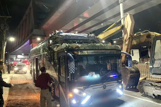 高雄遊覽車撞涵洞1死14傷　陳其邁：駕駛不該犯此錯誤