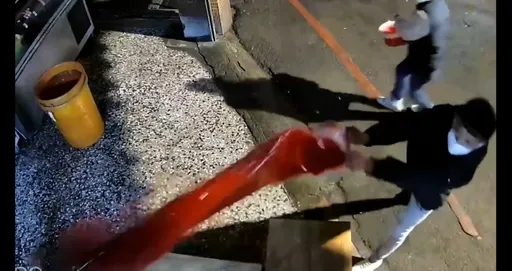 派出所旁囂張潑漆!小吃店遭殃了 中壢警火速逮2嫌