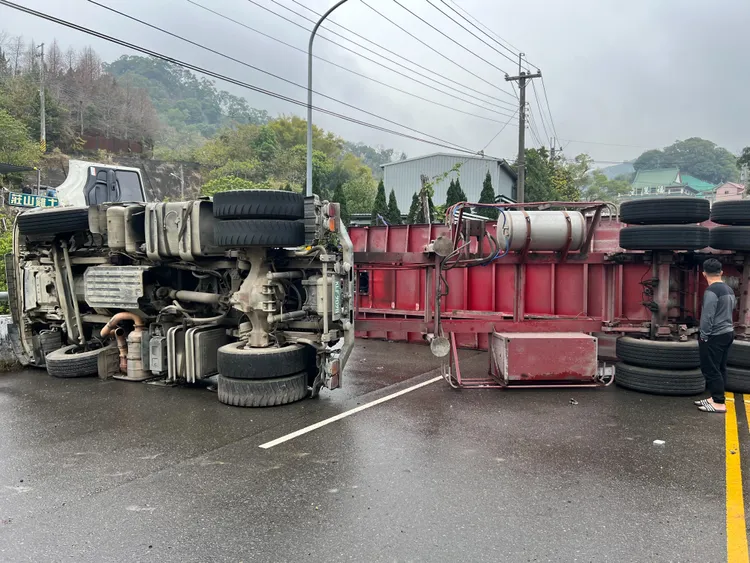 聯結車側翻。鮮明攝