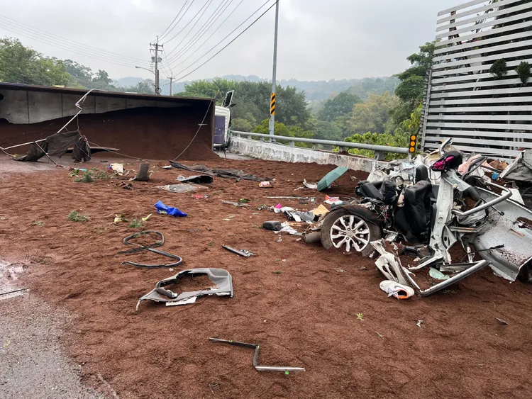 廖姓女子休旅車被壓扁。鮮明攝
