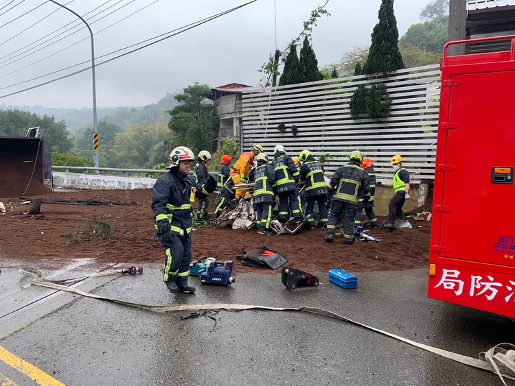 大批警消搶救受困母子。民眾提供