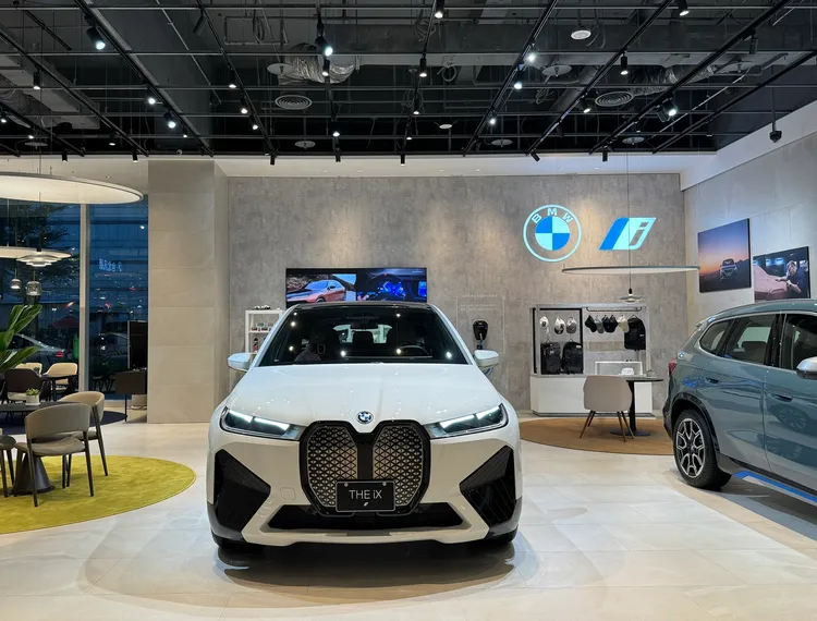 「BMW i純電生活概念店」寬敞開放的空間設計以及前衛的設計語彙，打造出最舒適的賞車環境。業者提供