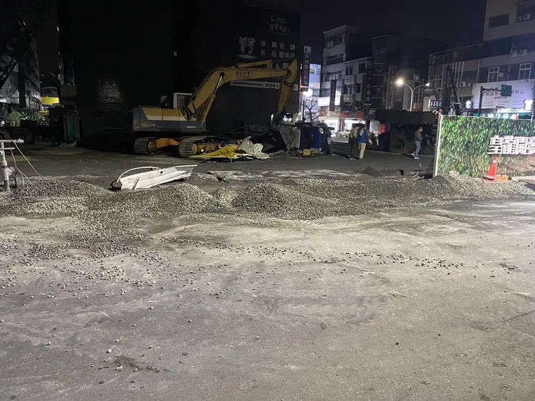 台南市政府連夜將塌陷灌漿回填。市府提供