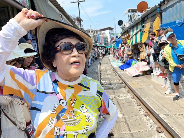 阿姑捏帽遠望，讓老公捕捉優雅瞬間。李朝永提供