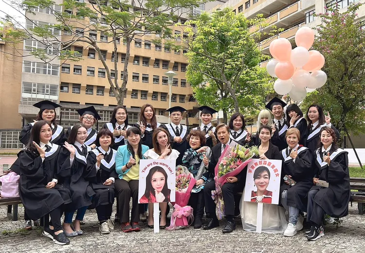 周遊（中）明年2月與國立台北商業大學產學合作「文創產業國際行銷經營管理」產碩專班。李朝永提供