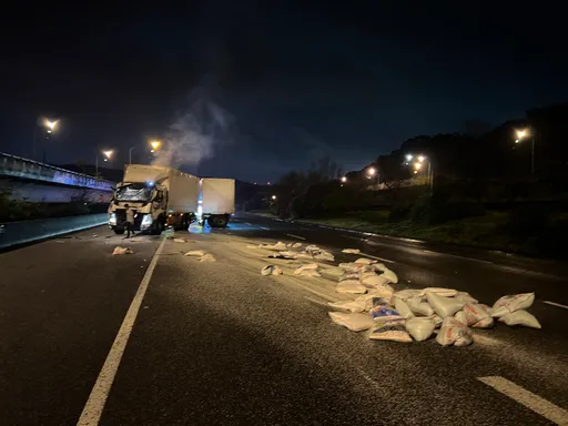 國1林口路段聯結車追撞聯結車 現場白米散落一地!花4小時才清除