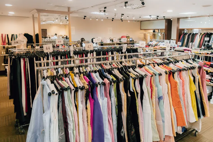 特賣會商品包括全系列男女服飾、經典手袋、鞋履、領帶、披肩、飾品等配件，總數超過4000項商品，折數2折起。