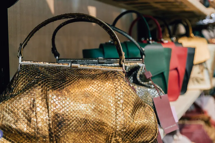 夏姿．陳 的品牌愛好者，透過慈善特賣會的活動，除了能典藏品牌經典商品外，亦可對慈善盡一份心力。