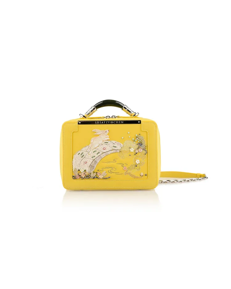 玉鐲提把刺繡方型提包,現場售價$17,450元。