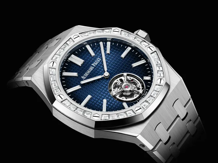 ROYAL OAK皇家橡樹自動上鍊飛行陀飛輪超薄白金腕錶（RD#3），37mm，18K白金錶殼，煙燻藍色Petite Tapisserie小型格紋錶面，18K白金錶帶，2968自動上鍊機芯，動力儲存50小時，防水深度50米。品牌提供