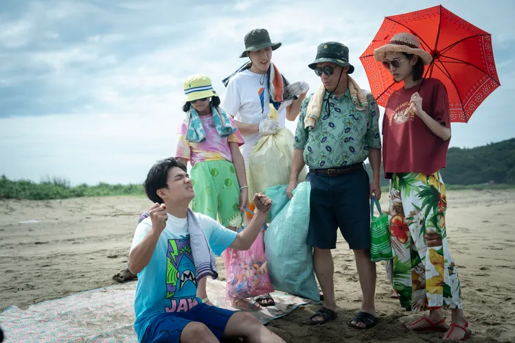 媽媽曾莞婷（右起）、爸爸郭子乾、大哥余晉、小女兒「大發」陳昭妃和二哥胡智強一起淨灘尋找回收物。瀚草文創提供